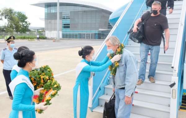  Những khách quốc tế đầu tiên trở lại Việt Nam 