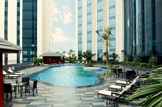 Khách sạn Crowne Plaza West