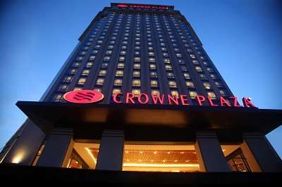 Khách sạn Crowne Plaza West