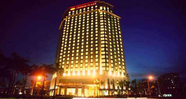 Khách sạn Crowne Plaza West