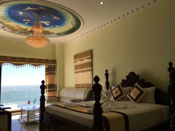 Khách sạn Tiền Dương (Ocean Front Hotel)
