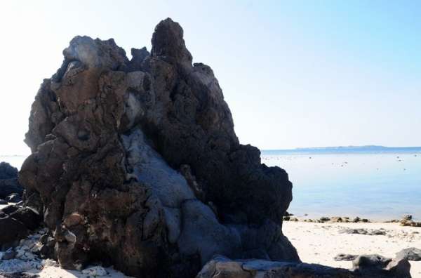 Vách đá trầm tích núi lửa